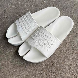 マルタンマルジェラ(Maison Martin Margiela)のメゾンマルジェラ maison margiela 足袋 シャワー サンダル 白(サンダル)