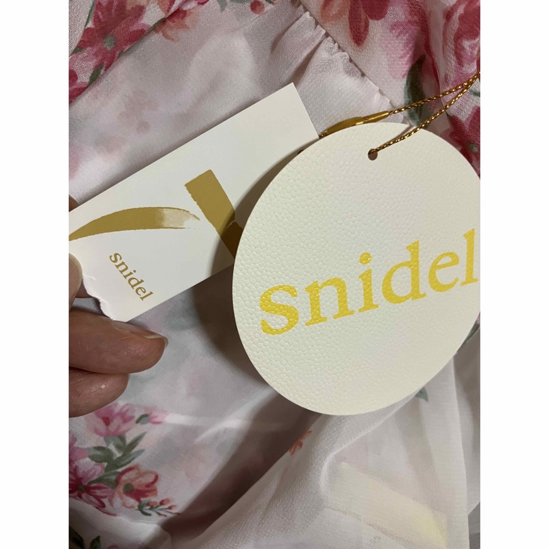 SNIDEL(スナイデル)のSNIDEL スナイデル  キャミソール　花柄　シアー　シースルー　新品タグ付き レディースのトップス(キャミソール)の商品写真