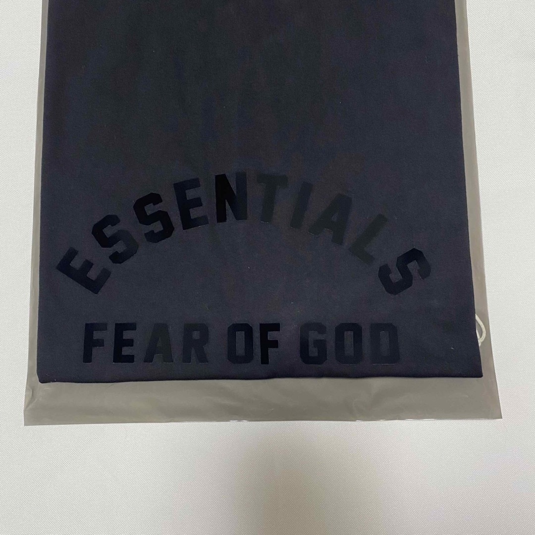 FEAR OF GOD(フィアオブゴッド)のFOG エッセンシャルズ Tシャツ jet black 黒 XS ラバー ロゴ メンズのトップス(Tシャツ/カットソー(半袖/袖なし))の商品写真