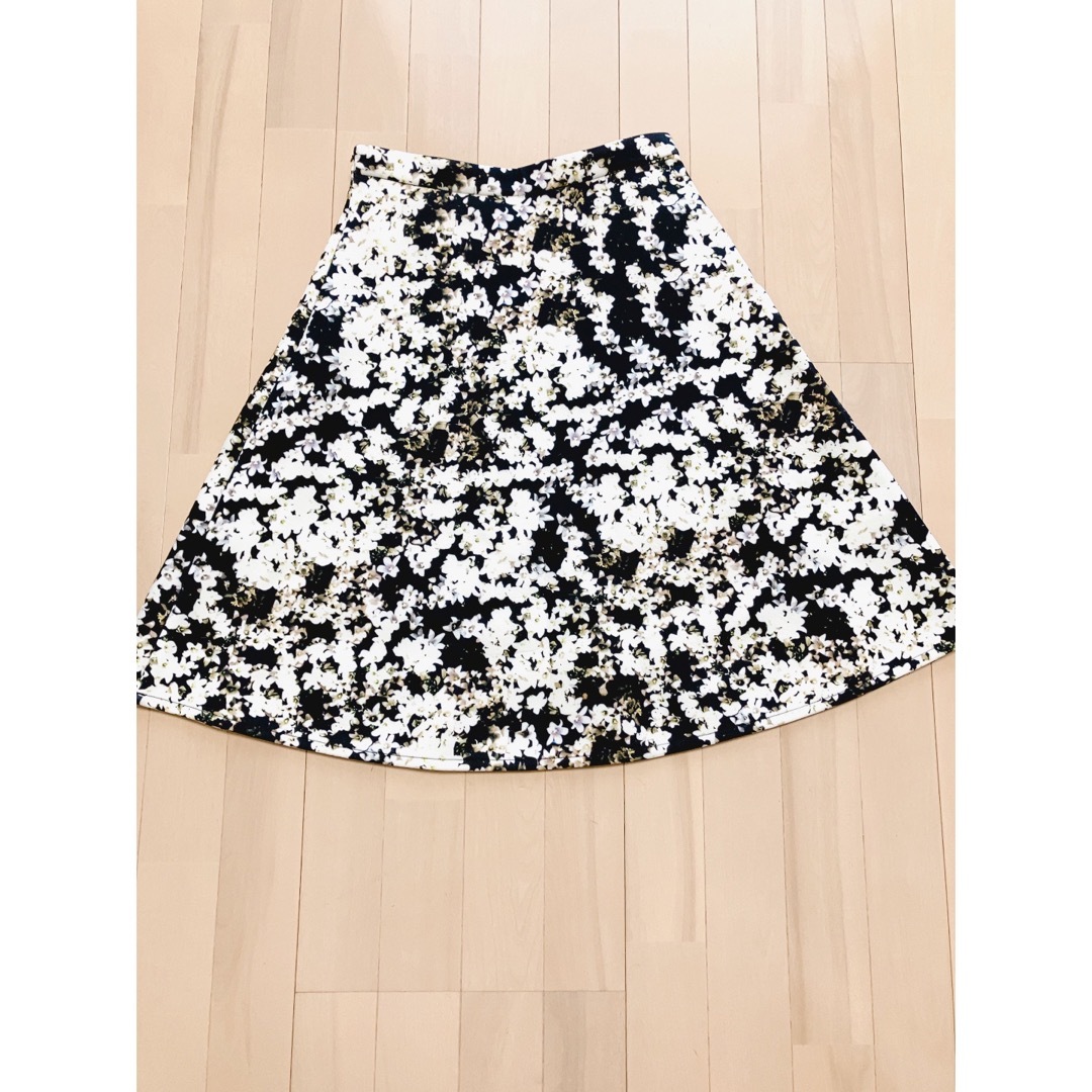 Million Carats(ミリオンカラッツ)のミリオンカラッツ　スカート　花柄　フレア レディースのスカート(ひざ丈スカート)の商品写真