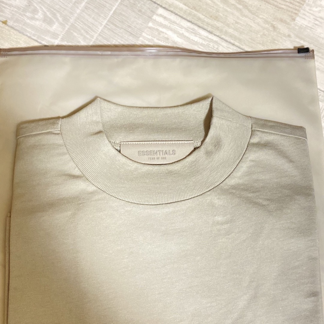 FEAR OF GOD(フィアオブゴッド)のFOG エッセンシャルズ Tシャツ グレー M ラバー ロゴ メンズのトップス(Tシャツ/カットソー(半袖/袖なし))の商品写真