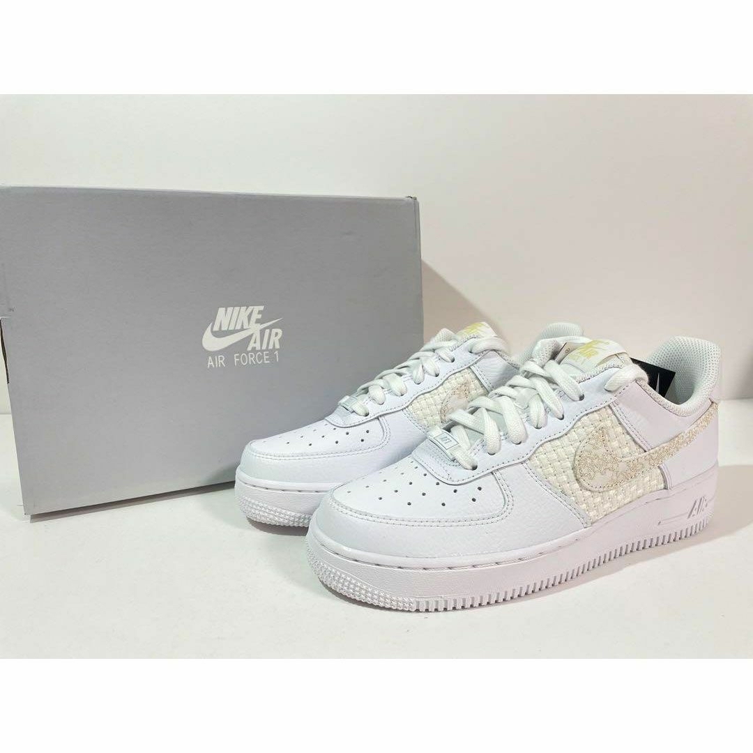 NIKE(ナイキ)の【新品】24cm NIKE WMNS AIRFORCE1 ホワイト/セイル　花柄 レディースの靴/シューズ(スニーカー)の商品写真