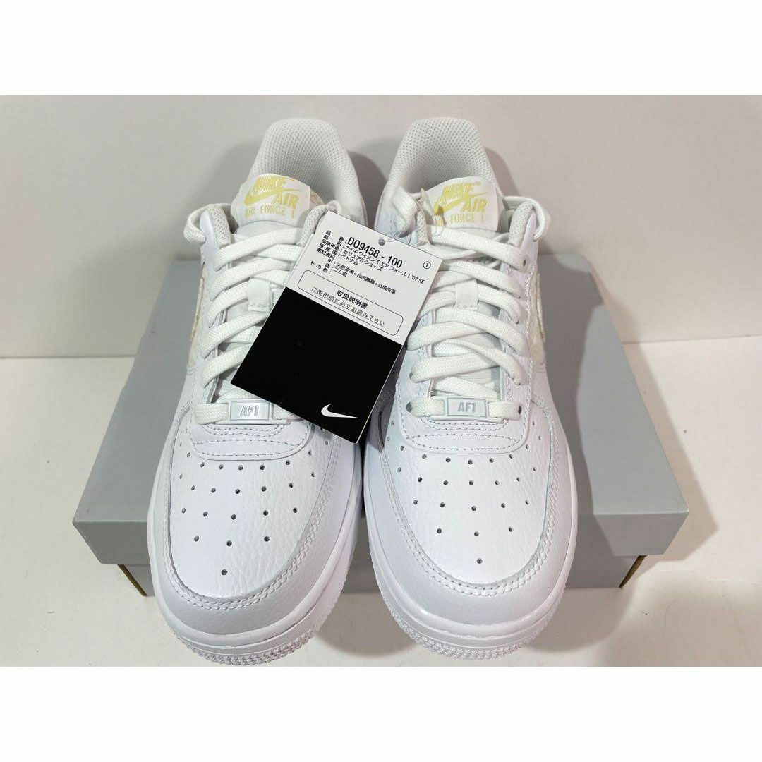 NIKE(ナイキ)の【新品】24cm NIKE WMNS AIRFORCE1 ホワイト/セイル　花柄 レディースの靴/シューズ(スニーカー)の商品写真