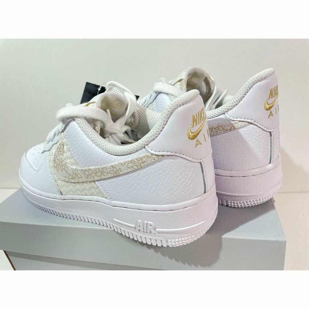 NIKE(ナイキ)の【新品】24cm NIKE WMNS AIRFORCE1 ホワイト/セイル　花柄 レディースの靴/シューズ(スニーカー)の商品写真