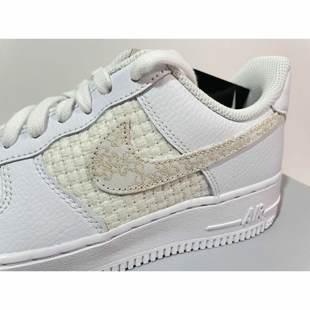 NIKE(ナイキ)の【新品】24cm NIKE WMNS AIRFORCE1 ホワイト/セイル　花柄 レディースの靴/シューズ(スニーカー)の商品写真