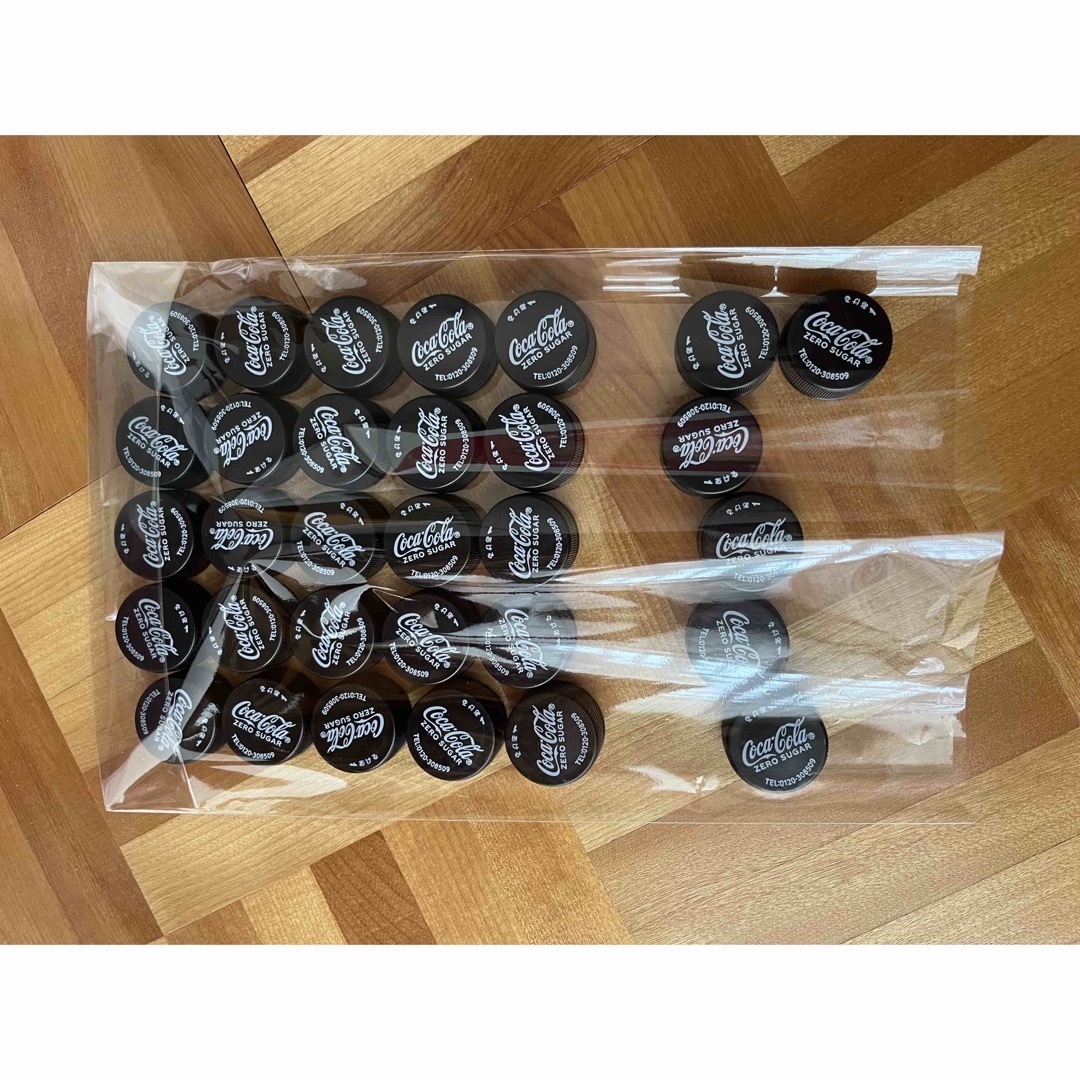 コカ・コーラ(コカコーラ)のペットボトルキャップ　黒　ブラック　142個　コカコーラ ハンドメイドの素材/材料(各種パーツ)の商品写真