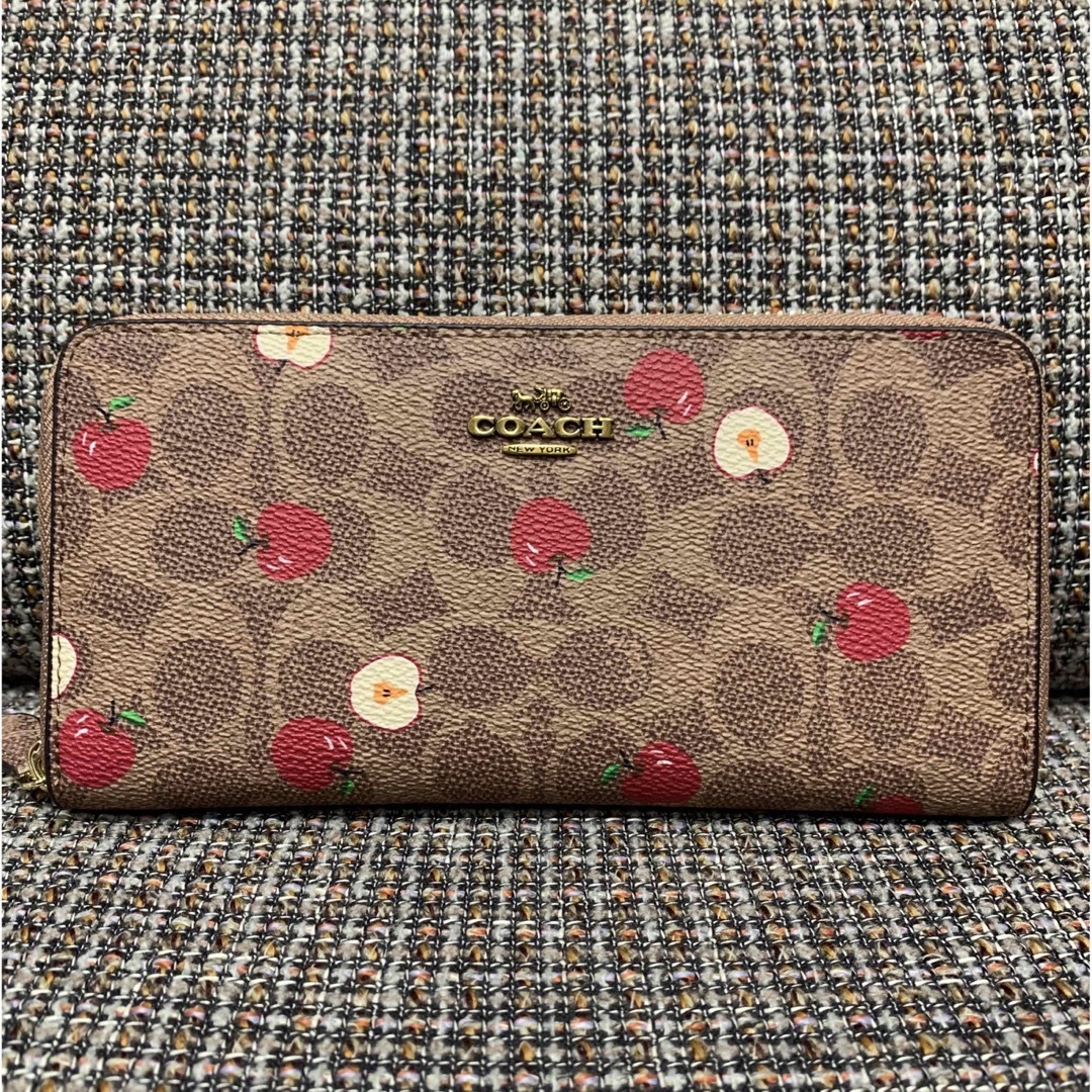 【新品】【残り僅か】COACH コーチ 人気のシグネチャー柄のブラウンの財布です