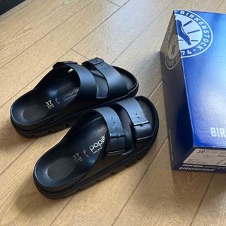 ビルケンシュトック(BIRKENSTOCK)のビルケンシュトックの定番のユニセックスサンダルです。お色はブランク、サイズ24(サンダル)