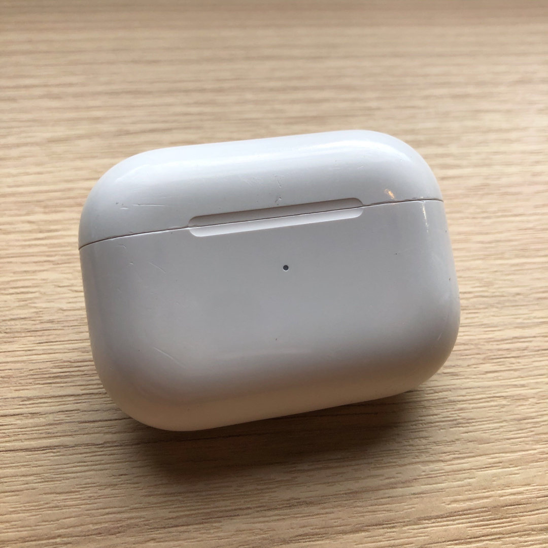 2）Apple純正 AirPods Pro用 ワイヤレス充電ケース A2190