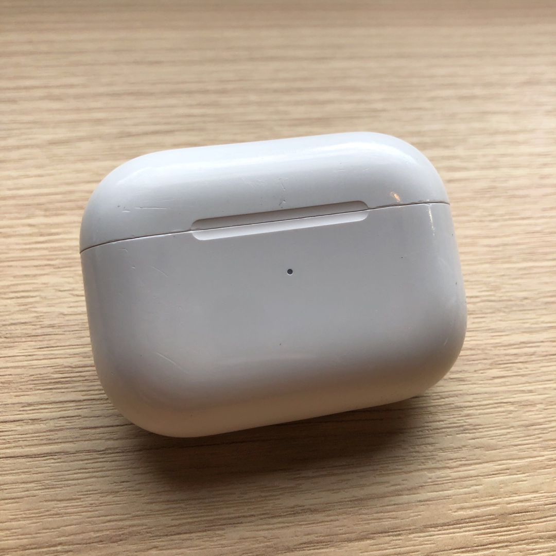 1）Apple純正 AirPods Pro用 ワイヤレス充電ケース A2190