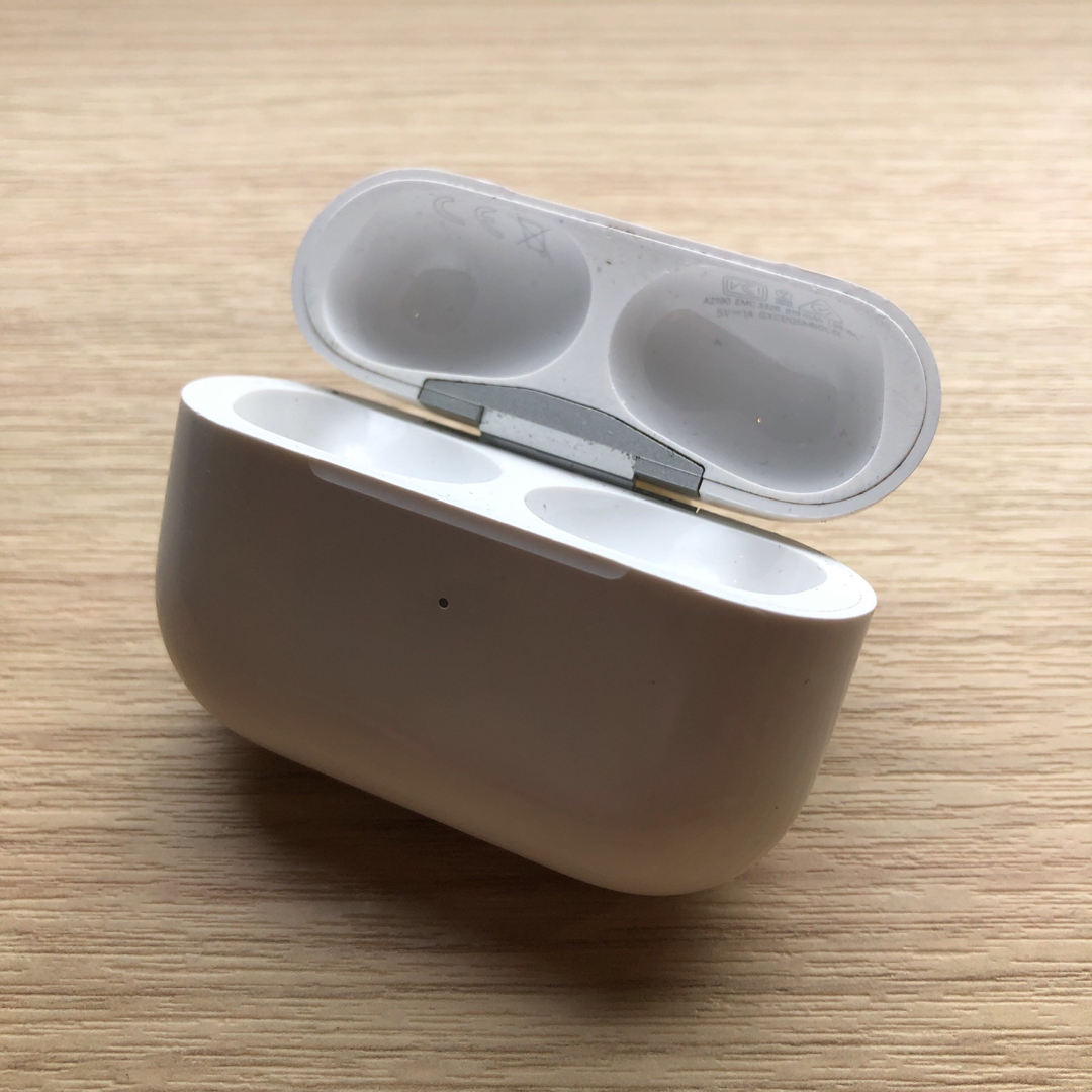 1）Apple純正 AirPods Pro用 ワイヤレス充電ケース A2190