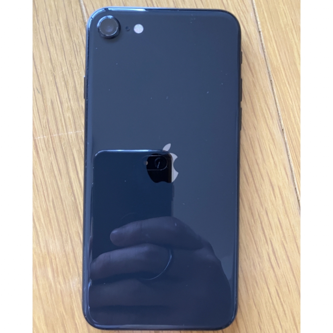 iPhone(アイフォーン)の【美品】箱付き iPhoneSE2 本体 ブラック 64GB スマホ/家電/カメラのスマートフォン/携帯電話(スマートフォン本体)の商品写真