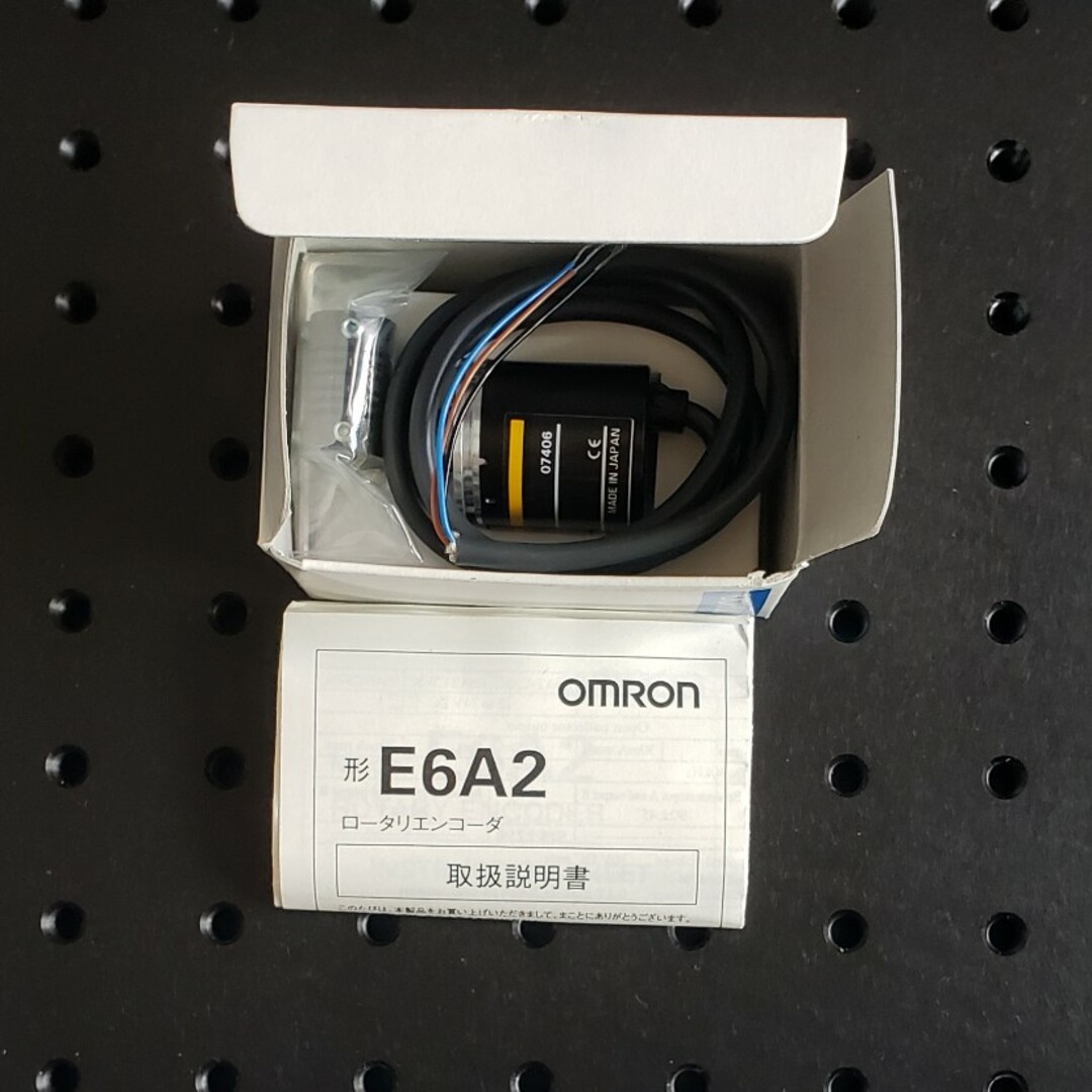 OMRON(オムロン)のomron エンコーダ インクリメンタル形 E6A2-C ハンドメイドの素材/材料(各種パーツ)の商品写真