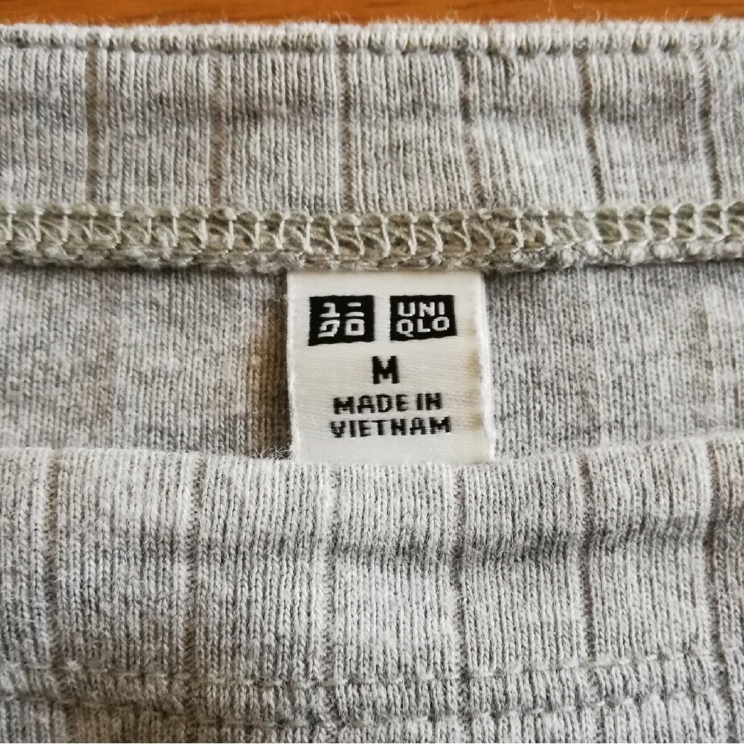 UNIQLO(ユニクロ)のユニクロ　トップス　ライトグレー色 レディースのトップス(カットソー(半袖/袖なし))の商品写真