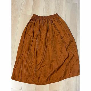 ユニクロ(UNIQLO)のオレンジブラウンのサテンスカート(ひざ丈スカート)