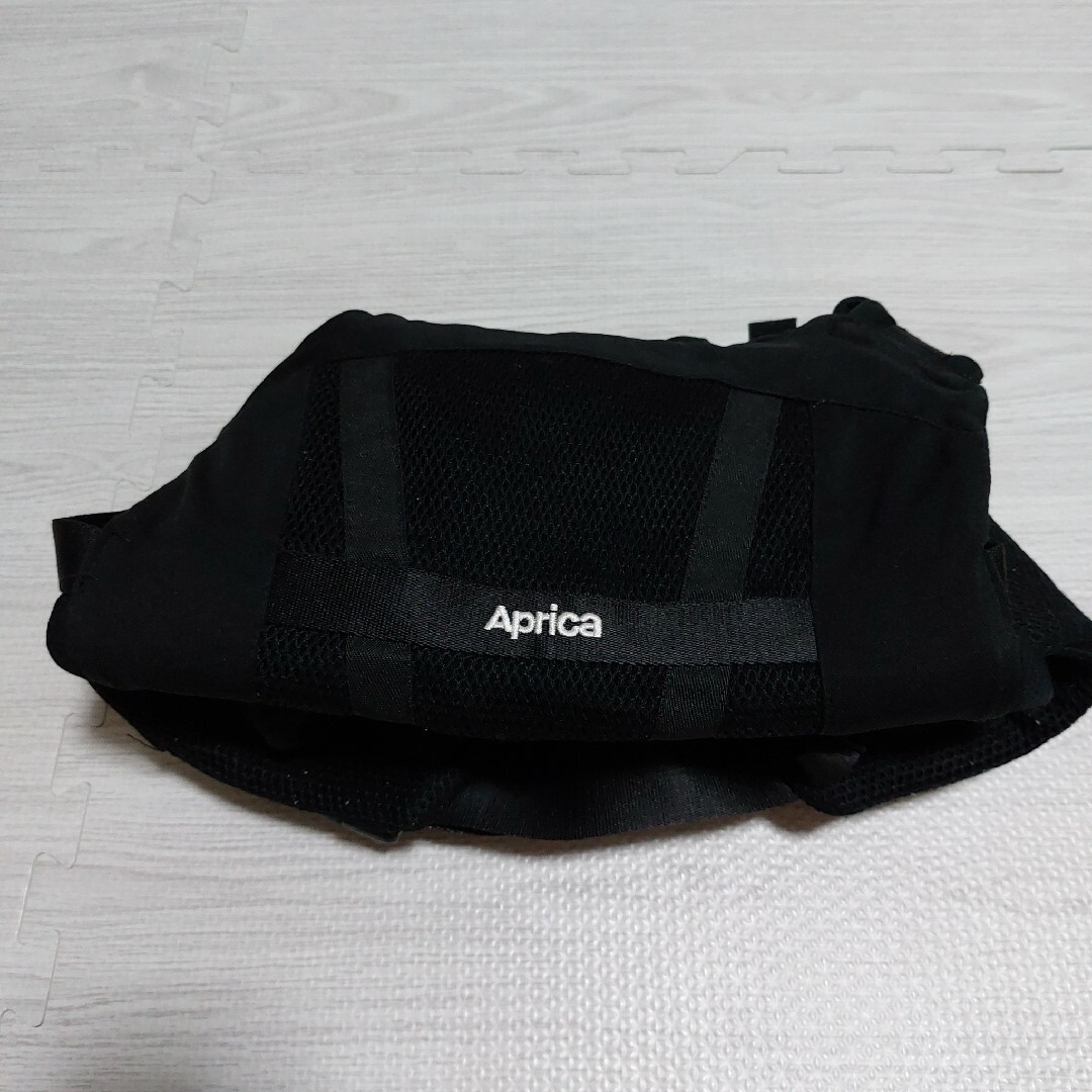 Aprica(アップリカ)の抱っこひも　アップリカ　ブラック　メッシュ　タテ抱っこ　おんぶ　中古品 キッズ/ベビー/マタニティの外出/移動用品(抱っこひも/おんぶひも)の商品写真