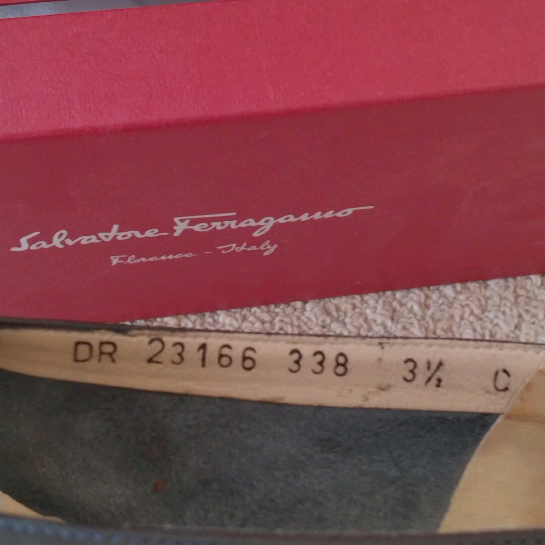 フェラガモ　パンプス　3.5C 21-21.5cm　紺ネイビー　VARA SS レディースの靴/シューズ(ハイヒール/パンプス)の商品写真