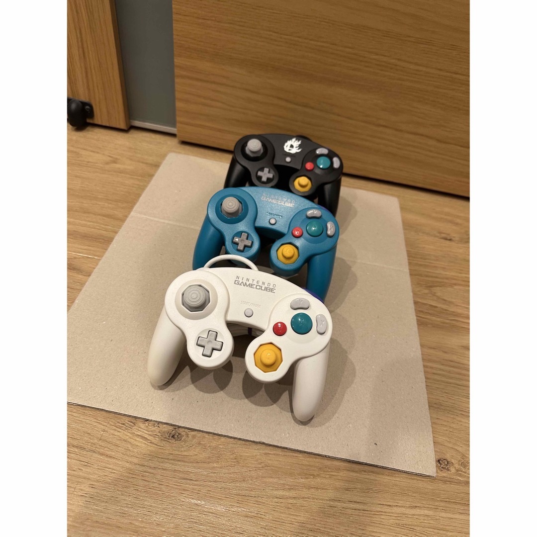 ゲームキューブ コントローラー ホワイト スマブラブラック エメラルド | フリマアプリ ラクマ ゲームキューブコントローラー2個セット エメラルド スマブラブラック100901