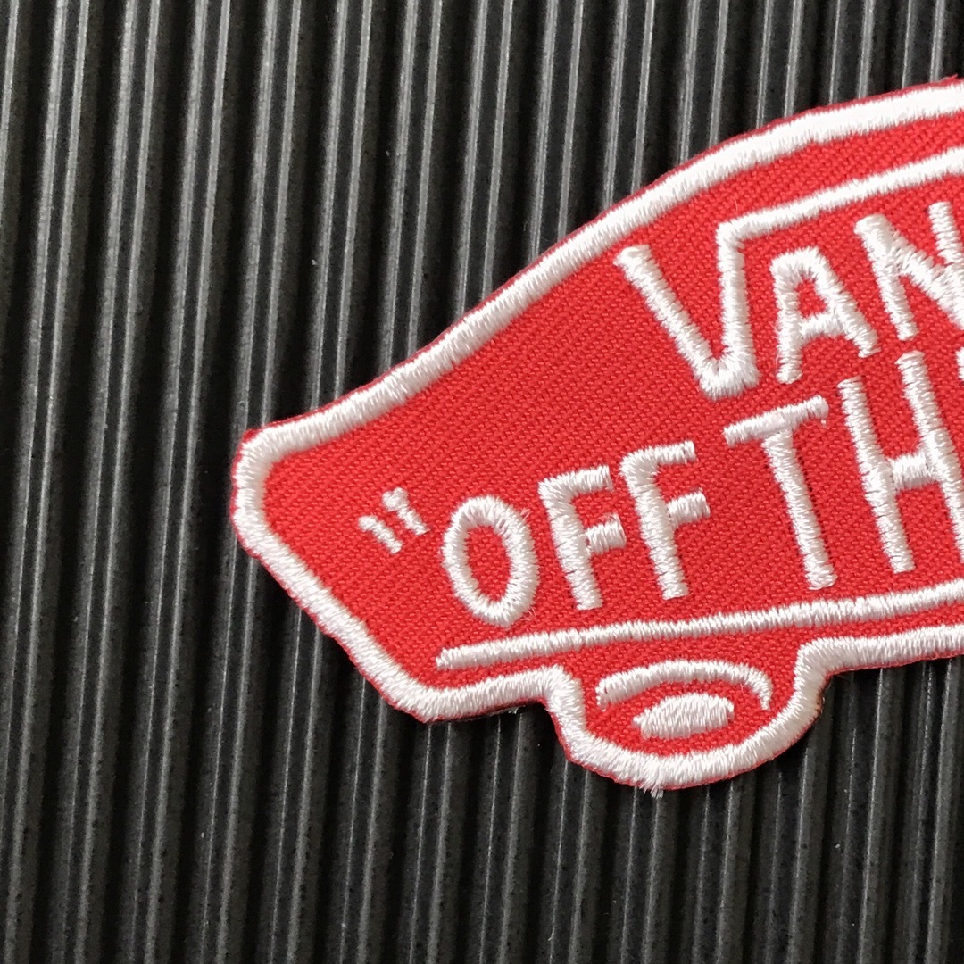 VANS(ヴァンズ)の赤×白 VANS OFF THE WALL ロゴ アイロンワッペン -3 自動車/バイクのバイク(装備/装具)の商品写真