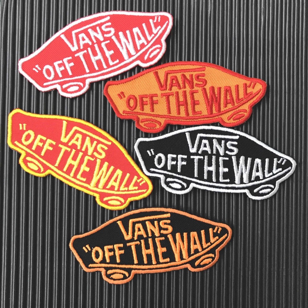 VANS(ヴァンズ)の赤×白 VANS OFF THE WALL ロゴ アイロンワッペン -3 自動車/バイクのバイク(装備/装具)の商品写真