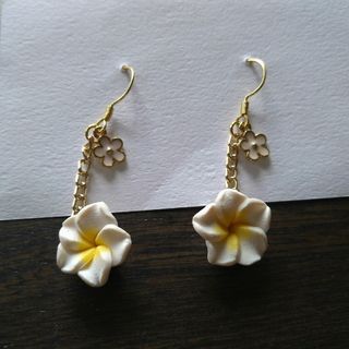 プルメリアピアス　ハンドメイド(ピアス)