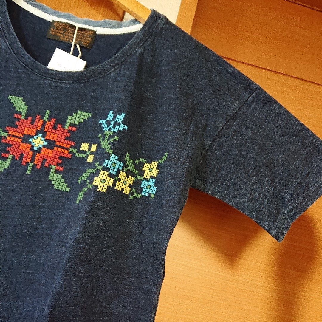 CUBE SUGAR(キューブシュガー)のCUBE SUGAR インディゴ花刺繍Tシャツ 新品 キューブシュガー レディースのトップス(Tシャツ(半袖/袖なし))の商品写真