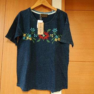 キューブシュガー(CUBE SUGAR)のCUBE SUGAR インディゴ花刺繍Tシャツ 新品 キューブシュガー(Tシャツ(半袖/袖なし))