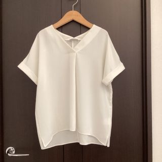 セオリーリュクス(Theory luxe)の theory luxe ウォッシャブル　Vネックブラウス　白色(シャツ/ブラウス(半袖/袖なし))