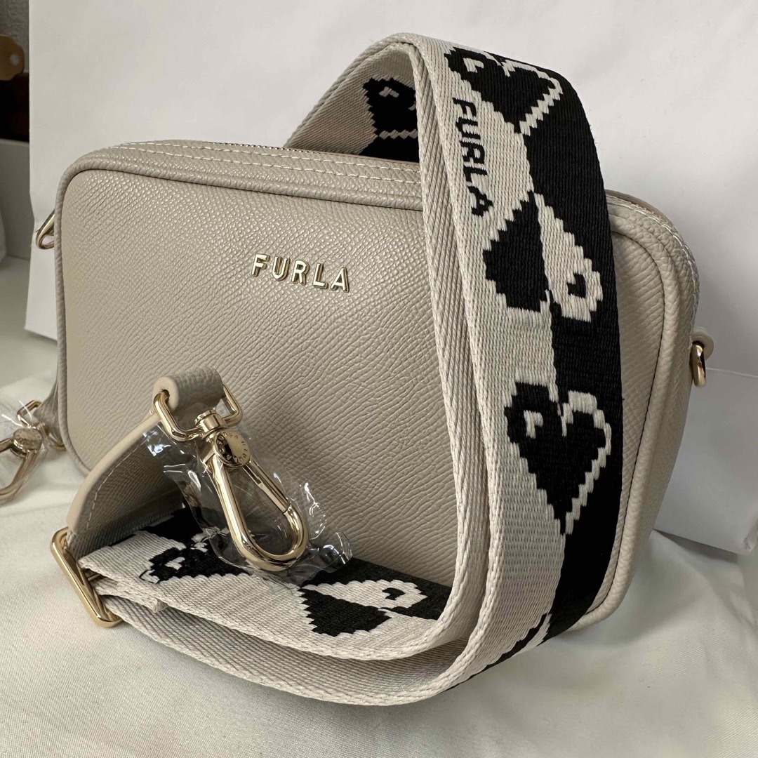 【新品 レア！】 FURLA ハート❤️ストラップ♪  クロスボディ ショルダー