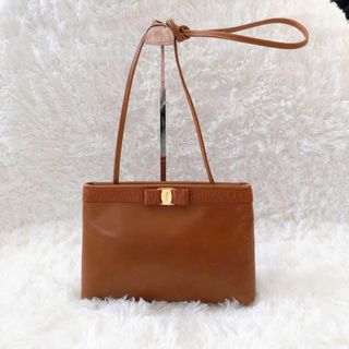 サルヴァトーレフェラガモ(Salvatore Ferragamo)の美品 サルヴァトーレフェラガモ ヴァラリボン レザー ショルダーバッグ 茶.(ショルダーバッグ)