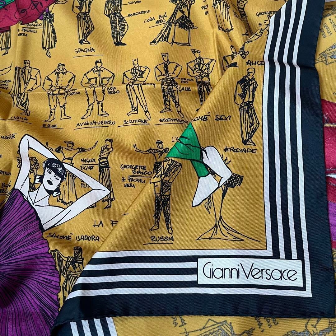 【美品】GIANNI VERSACE 109×109 大判スカーフ シルク100