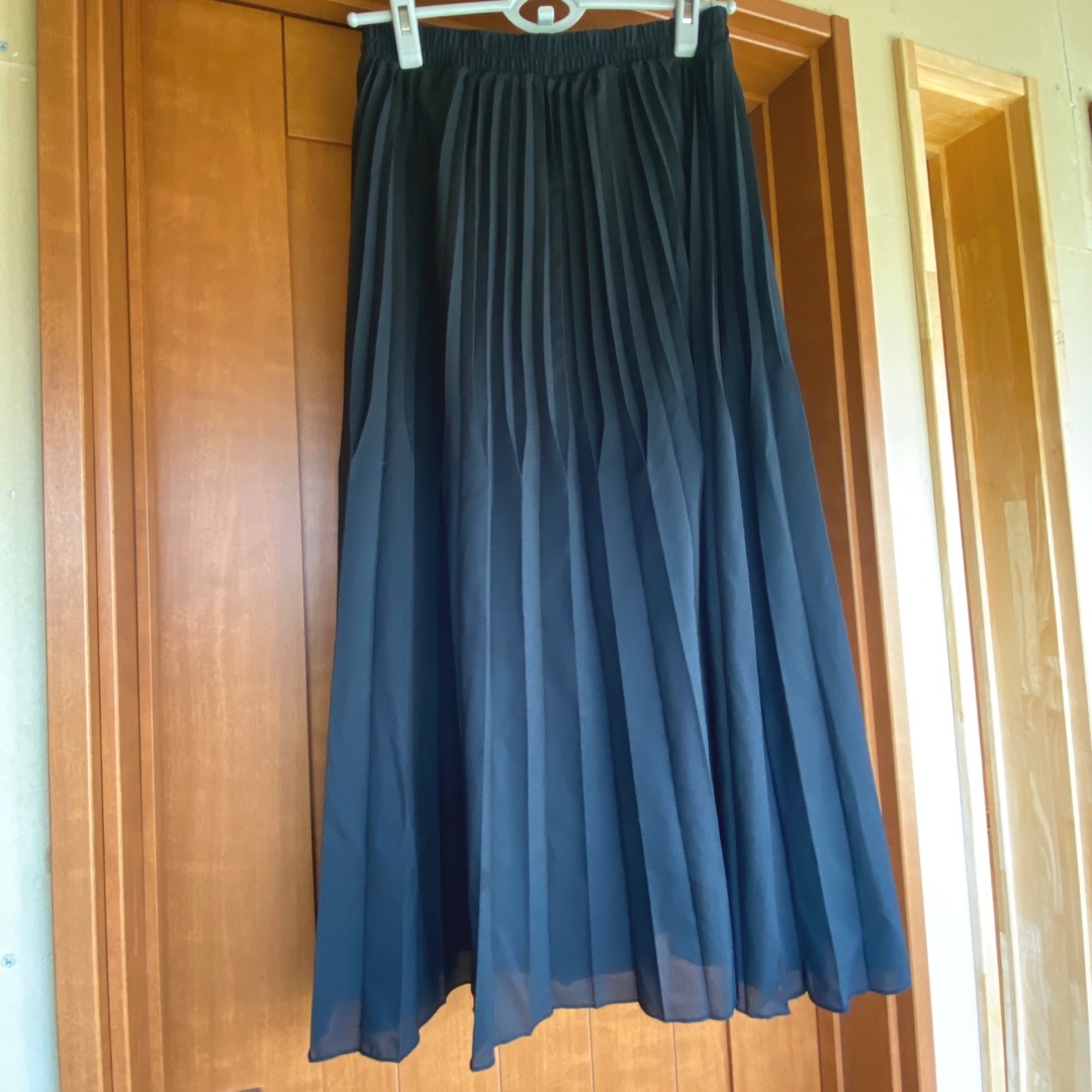 レディース　プリーツスカート　ロングスカート　ブラックMサイズ　ウエストゴム レディースのスカート(ロングスカート)の商品写真