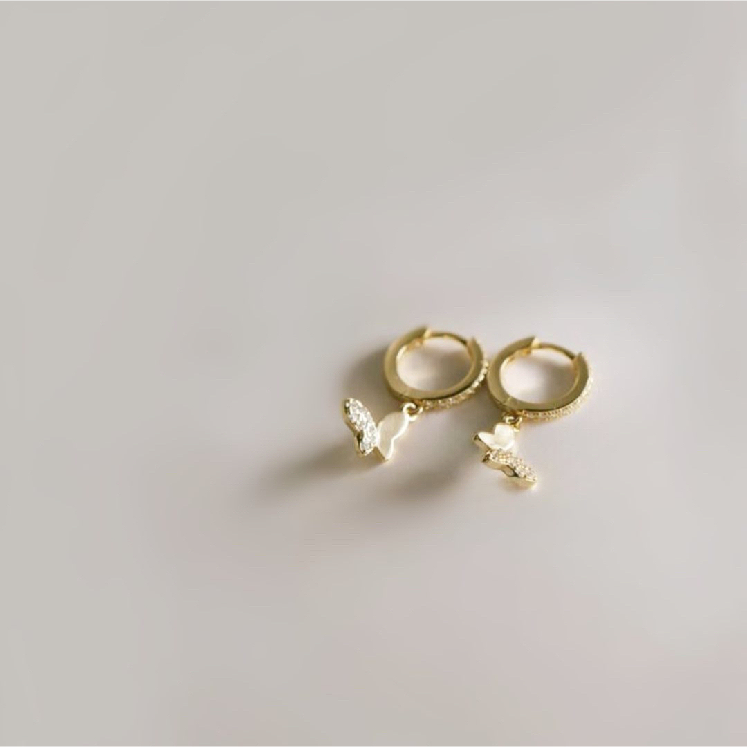 AHKAH(アーカー)の【p30】バタフライパヴェフープピアス 18k gold-plated  レディースのアクセサリー(ピアス)の商品写真