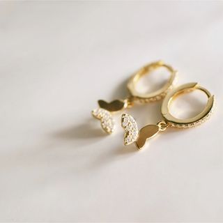 アーカー(AHKAH)の【p30】バタフライパヴェフープピアス 18k gold-plated (ピアス)