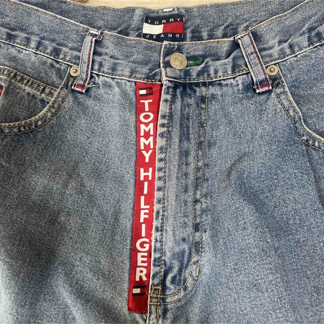 TOMMY HILFIGER(トミーヒルフィガー)のTOMMY HILFIGER デニムハーフパンツ メンズのパンツ(ショートパンツ)の商品写真