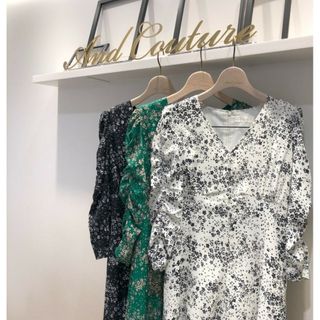 アンドクチュール(And Couture)の美品 and couture 単色フラワー柄ワンピース(ロングワンピース/マキシワンピース)