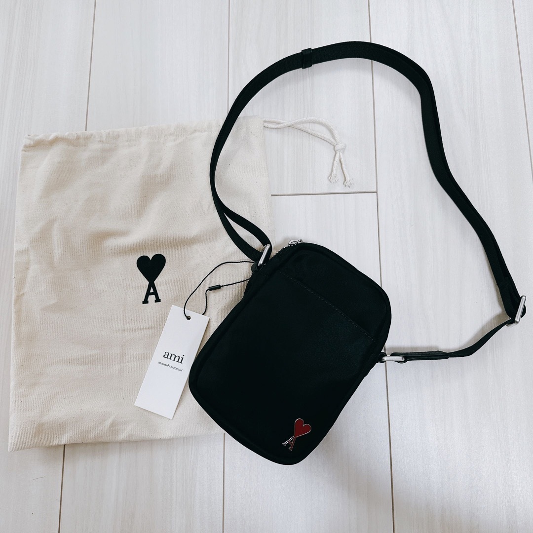 AMI PARIS アミパリス ロゴ ハート スマホ ショルダーバッグ メンズのバッグ(ショルダーバッグ)の商品写真