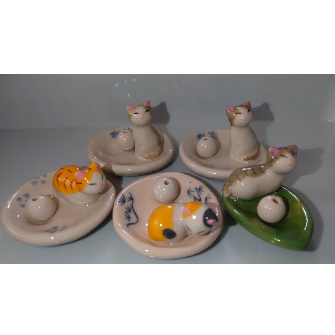 ねこがいるお香皿 小物を飾ってもかわいい 猫雑貨 陶磁器 サバトラ ミケ 茶トラの通販 by kuuuu's shop｜ラクマ