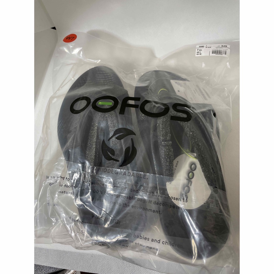 OOFOS(ウーフォス)のOOFOS  ウーフォス　OOmega black レディースの靴/シューズ(サンダル)の商品写真