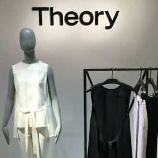 セオリー(theory)の美品 theory アイボリー　ノースリーブ　ブラウス(シャツ/ブラウス(半袖/袖なし))