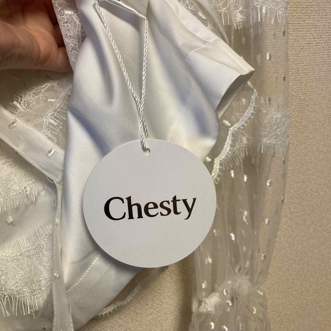 Chesty(チェスティ)の新品　チェスティ　レースブラウス　キャミソール付き　ホワイト レディースのトップス(シャツ/ブラウス(長袖/七分))の商品写真