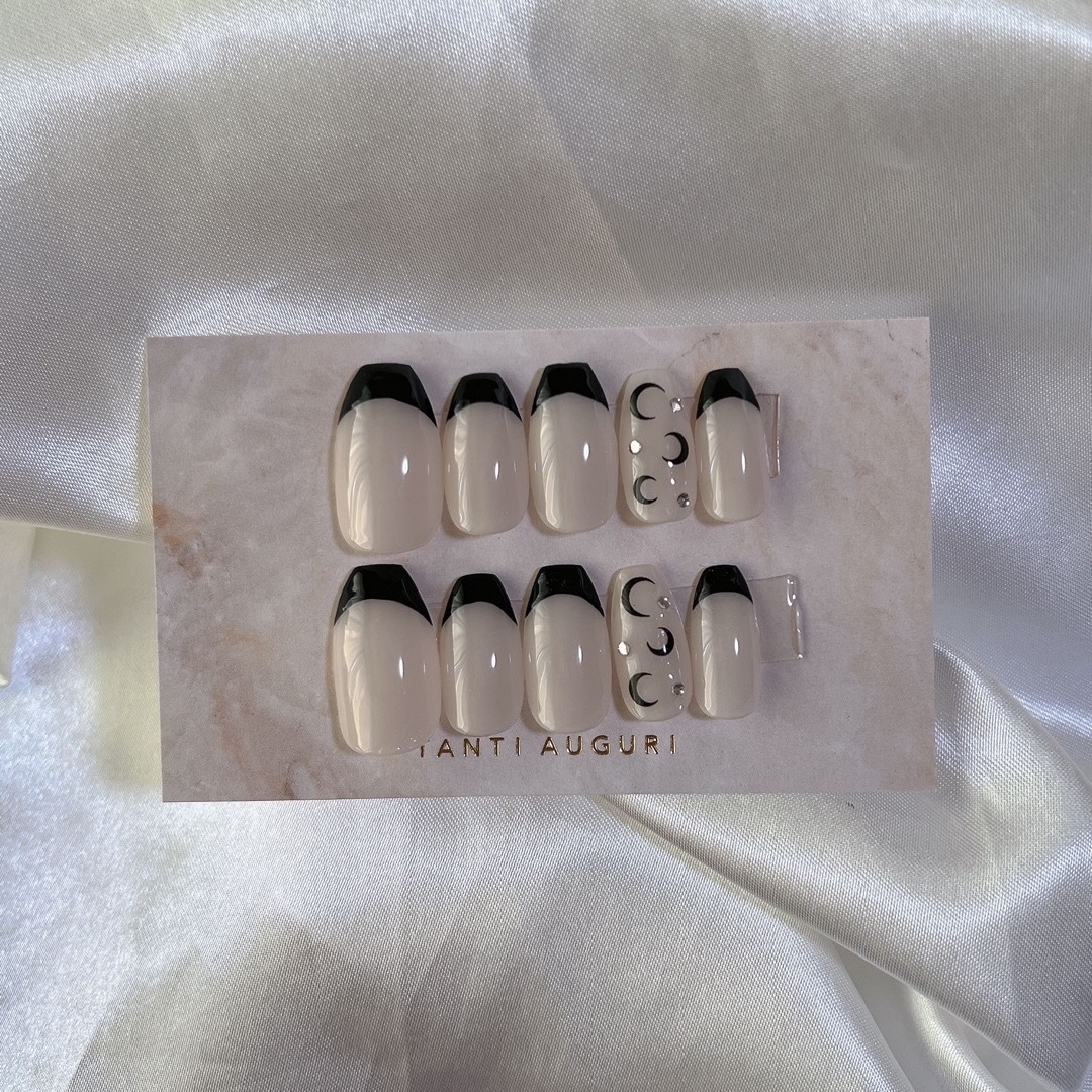 ネイルチップオーダー　韓国　綺麗め　シンプルネイル　フレンチネイル　黒白　月 ハンドメイドのアクセサリー(ネイルチップ)の商品写真