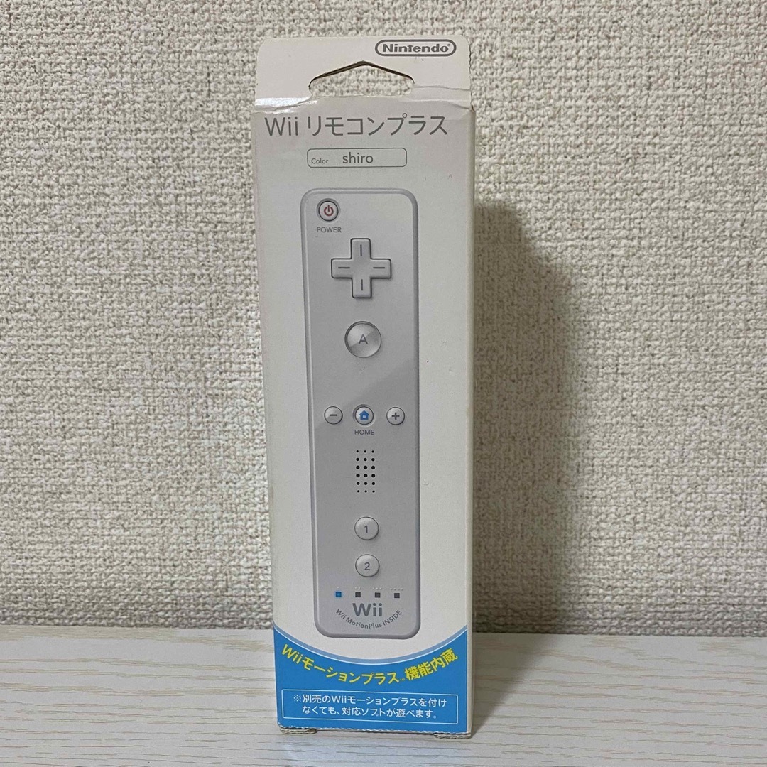 任天堂(ニンテンドウ)の新品最安値★Wii リモコンプラス/外箱に経年感があるためお安く提供します＾＾ エンタメ/ホビーのテーブルゲーム/ホビー(その他)の商品写真