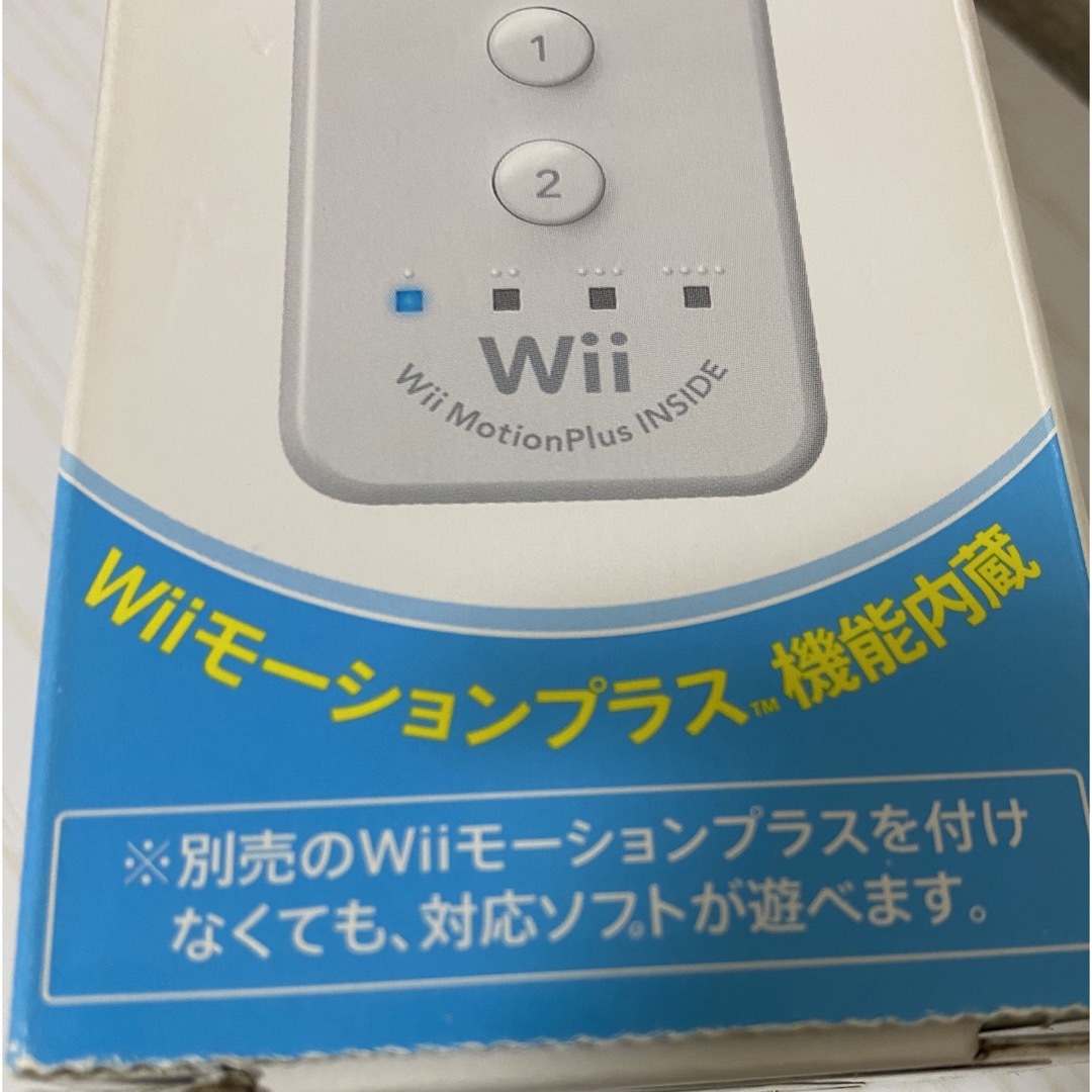 任天堂(ニンテンドウ)の新品最安値★Wii リモコンプラス/外箱に経年感があるためお安く提供します＾＾ エンタメ/ホビーのテーブルゲーム/ホビー(その他)の商品写真