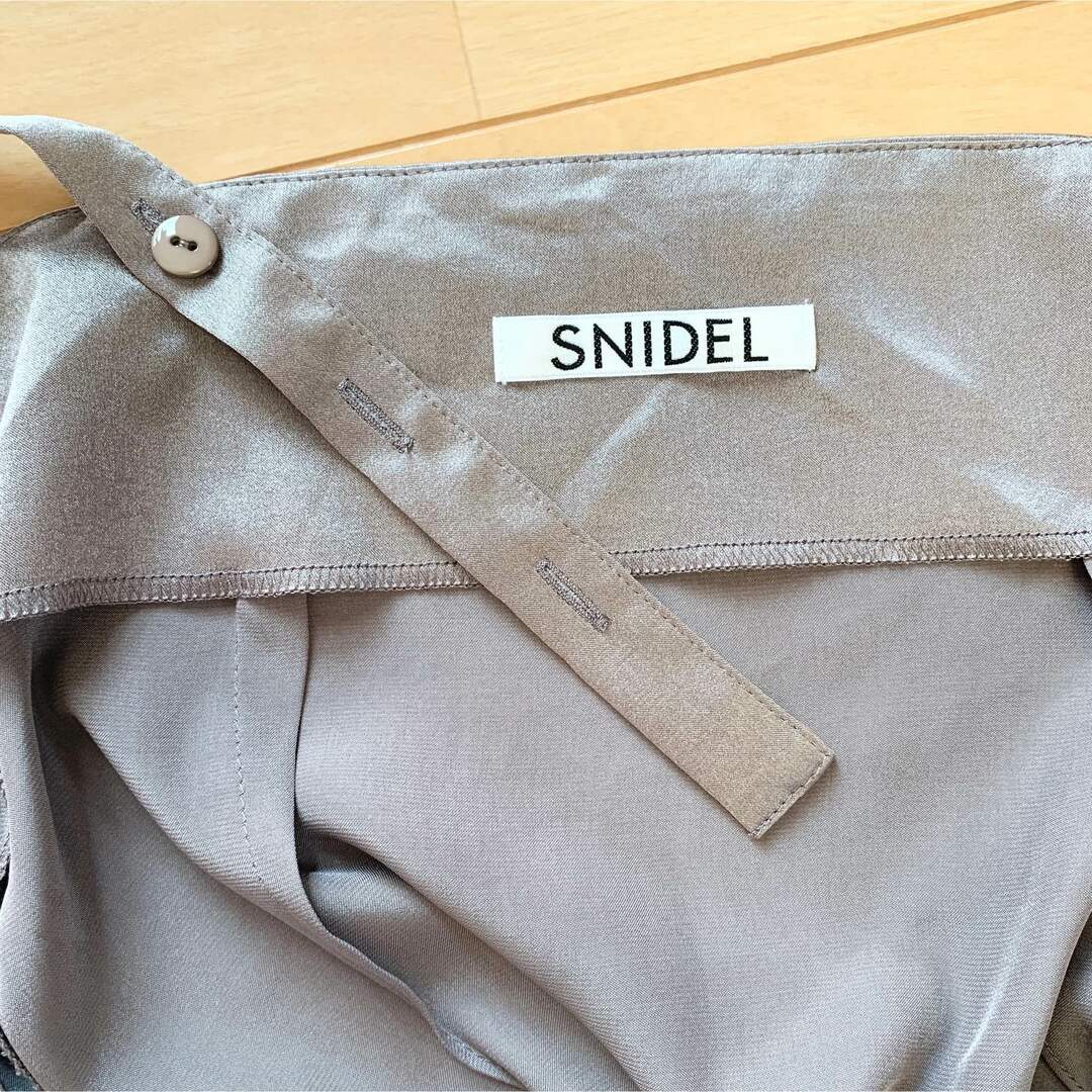 SNIDEL(スナイデル)のSNIDEL サテンジャンスカ　巻きスカート レディースのスカート(ひざ丈スカート)の商品写真