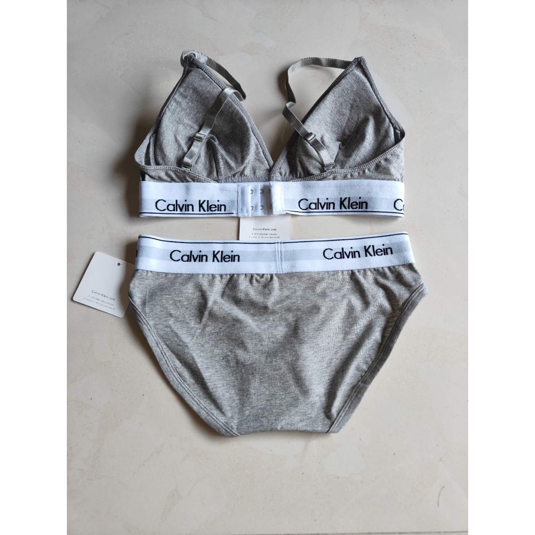 Calvin Klein  カルバンクライン グレー   上下セット  下着  レディースの下着/アンダーウェア(ブラ&ショーツセット)の商品写真