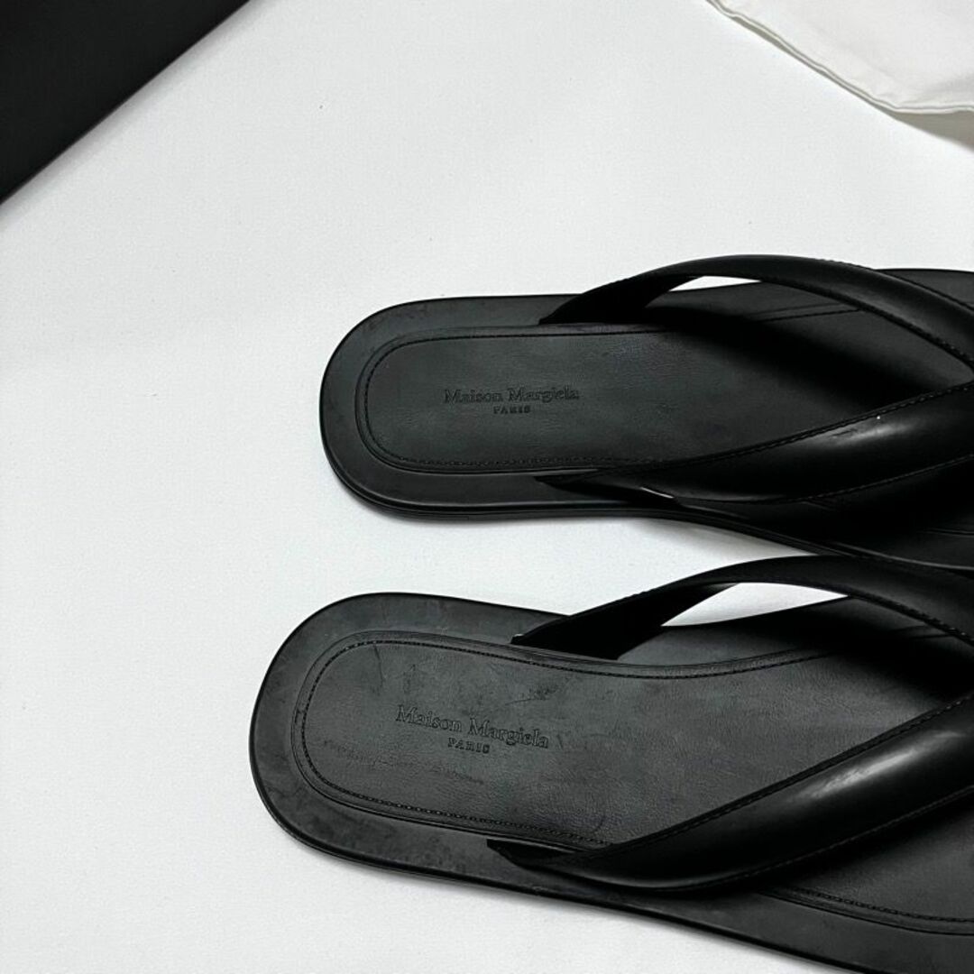 Maison Martin Margiela(マルタンマルジェラ)の新品 38 22aw マルジェラ タビ フロップ サンダル 黒 4943 レディースの靴/シューズ(サンダル)の商品写真