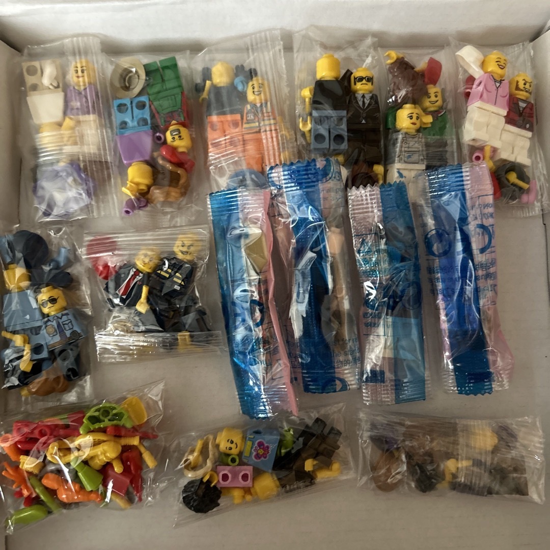 Lego(レゴ)のミニフィグ　44体セット キッズ/ベビー/マタニティのおもちゃ(積み木/ブロック)の商品写真