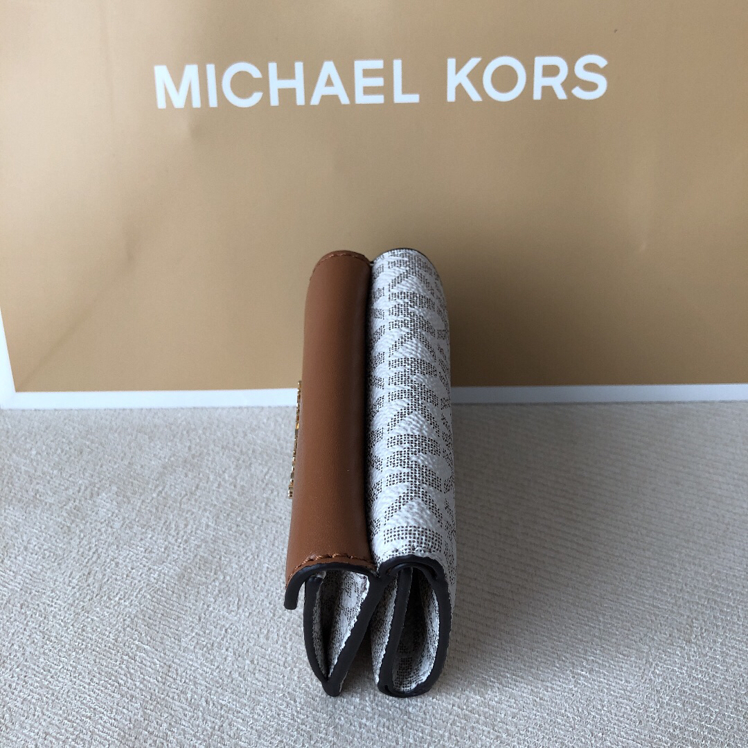 新品☆MICHAEL KORS マイケルコース 三つ折り財布 シグネチャー 新品☆MICHAEL KORS マイケルコース 三つ折り財布 シグネチャー