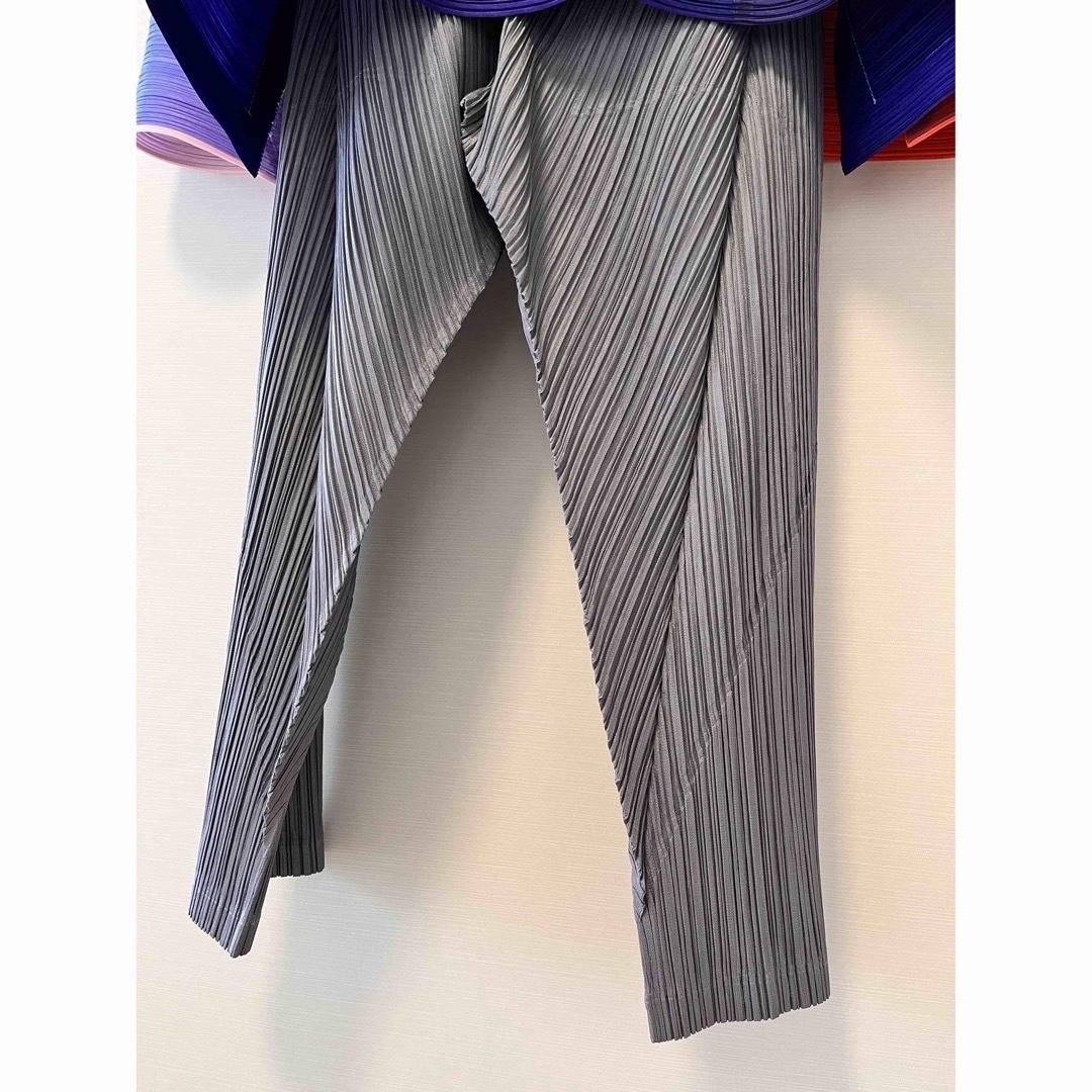 PLEATS PLEASE ISSEY MIYAKE(プリーツプリーズイッセイミヤケ)のスタイリッシュでお洒落なパンツ❣️【2022年AW  厚手タイプ】 レディースのパンツ(カジュアルパンツ)の商品写真